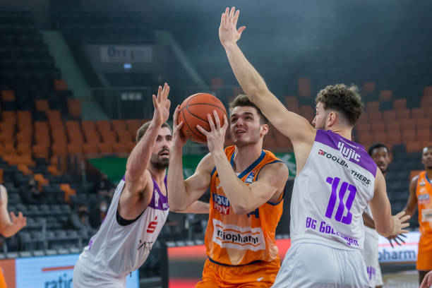 面临着来自 面临着来自